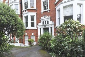 Albert Bridge Road, Battersea - SW11- click for photo gallery